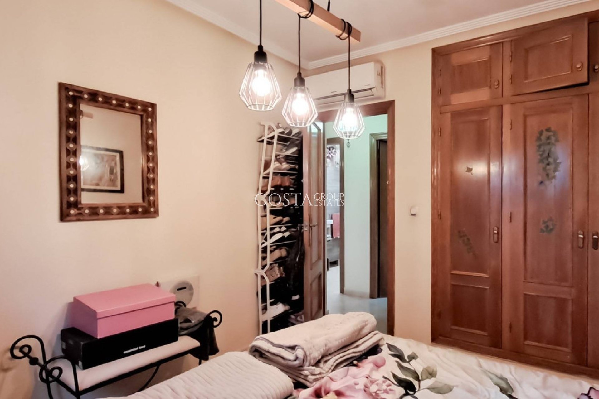 Resale - Villa -
Torrevieja