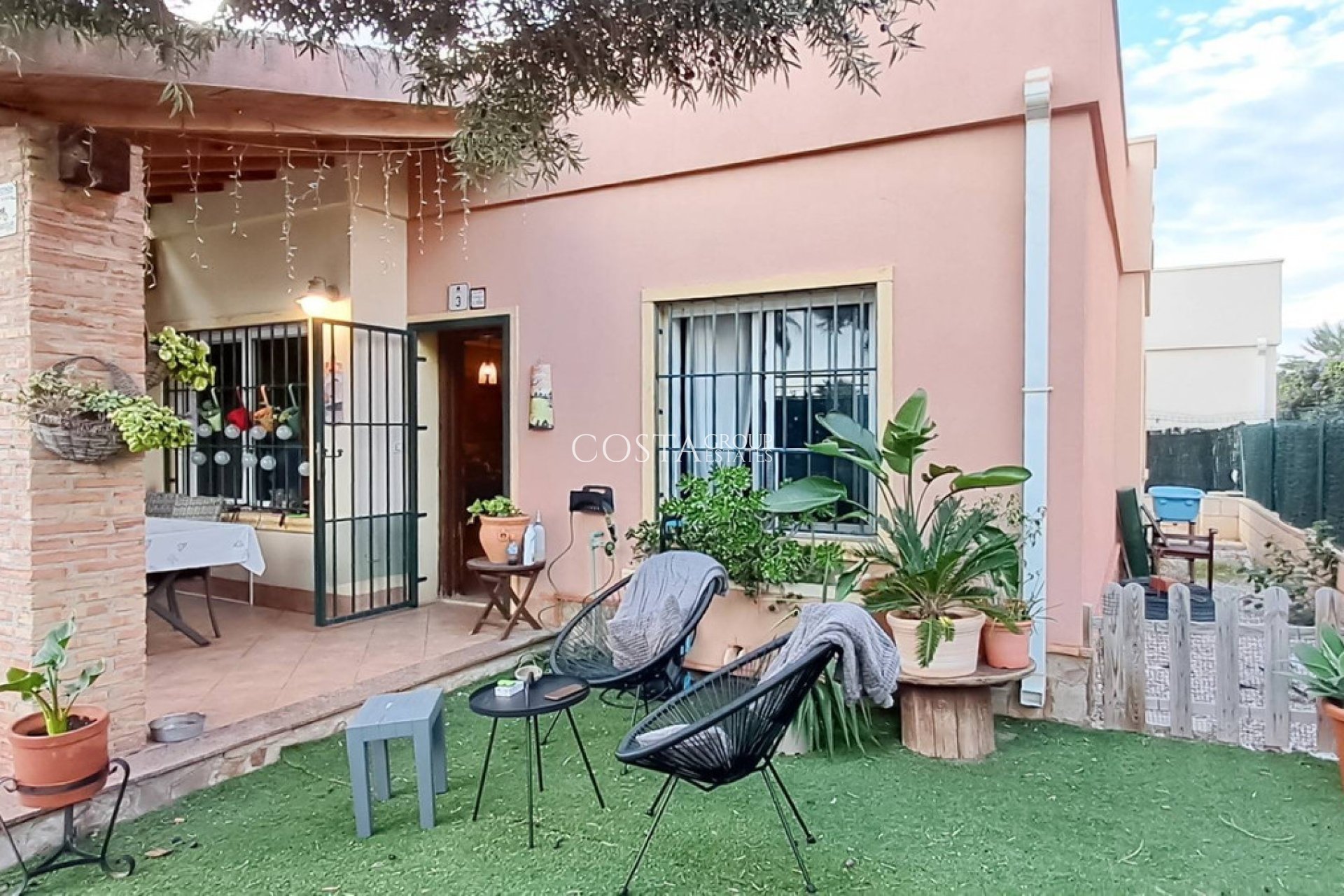 Resale - Villa -
Torrevieja