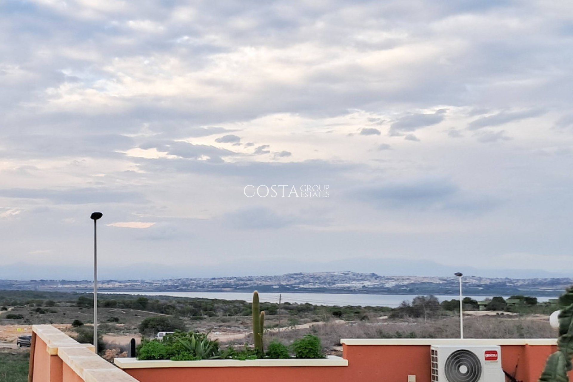Resale - Villa -
Torrevieja