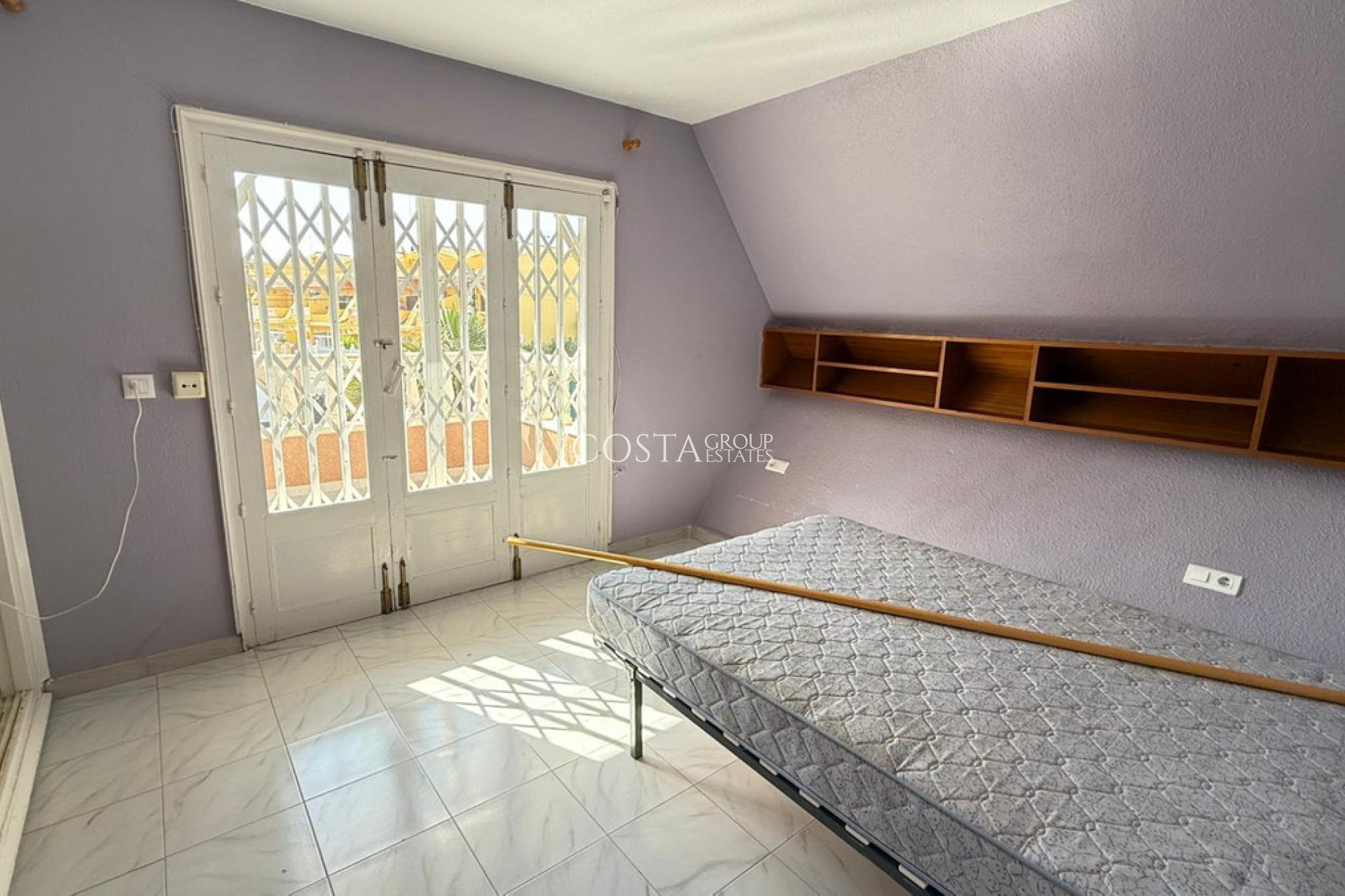 Resale - Villa -
Torrevieja