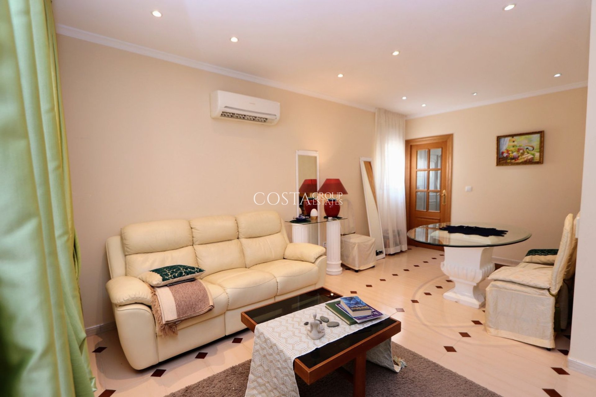 Resale - Villa -
Torrevieja