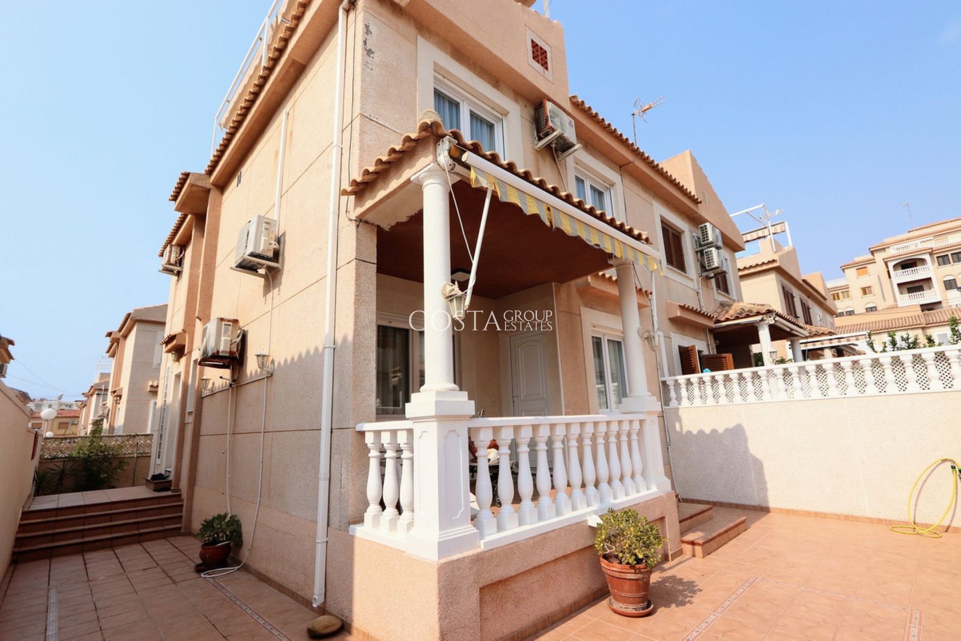 Resale - Villa -
Torrevieja