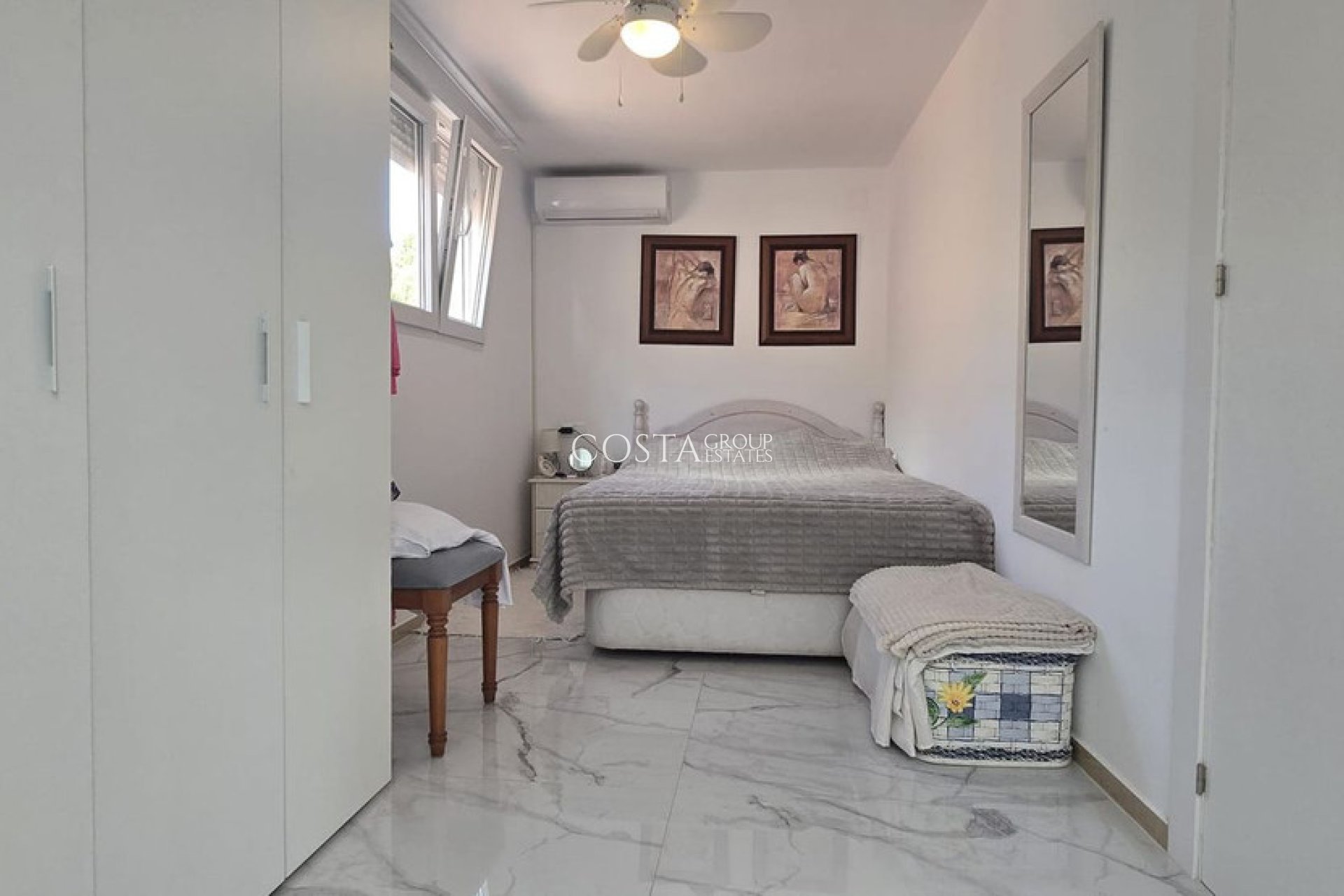 Resale - Villa -
Torrevieja