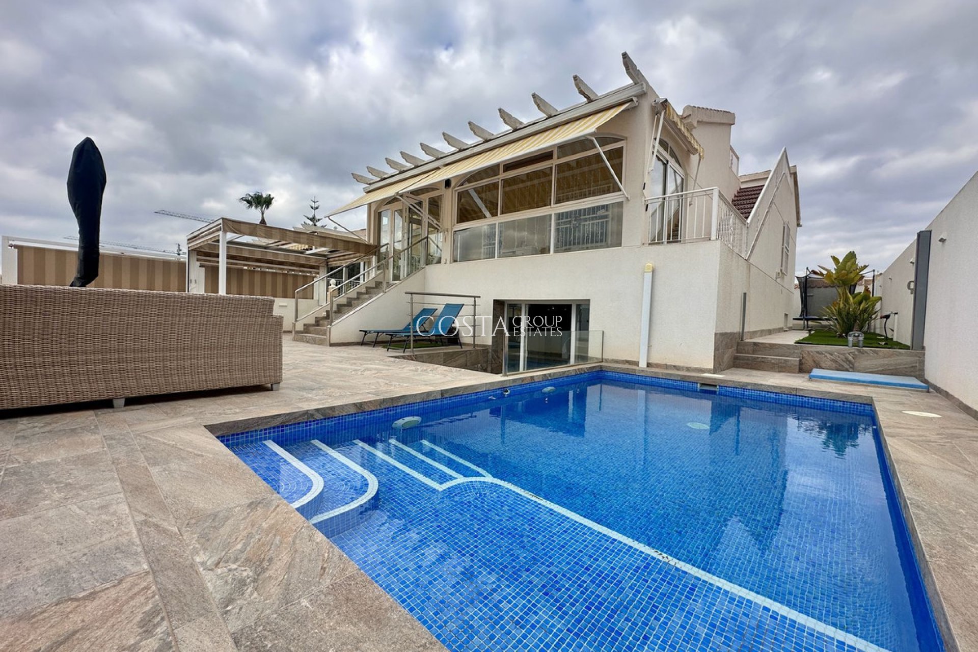 Resale - Villa -
Torrevieja