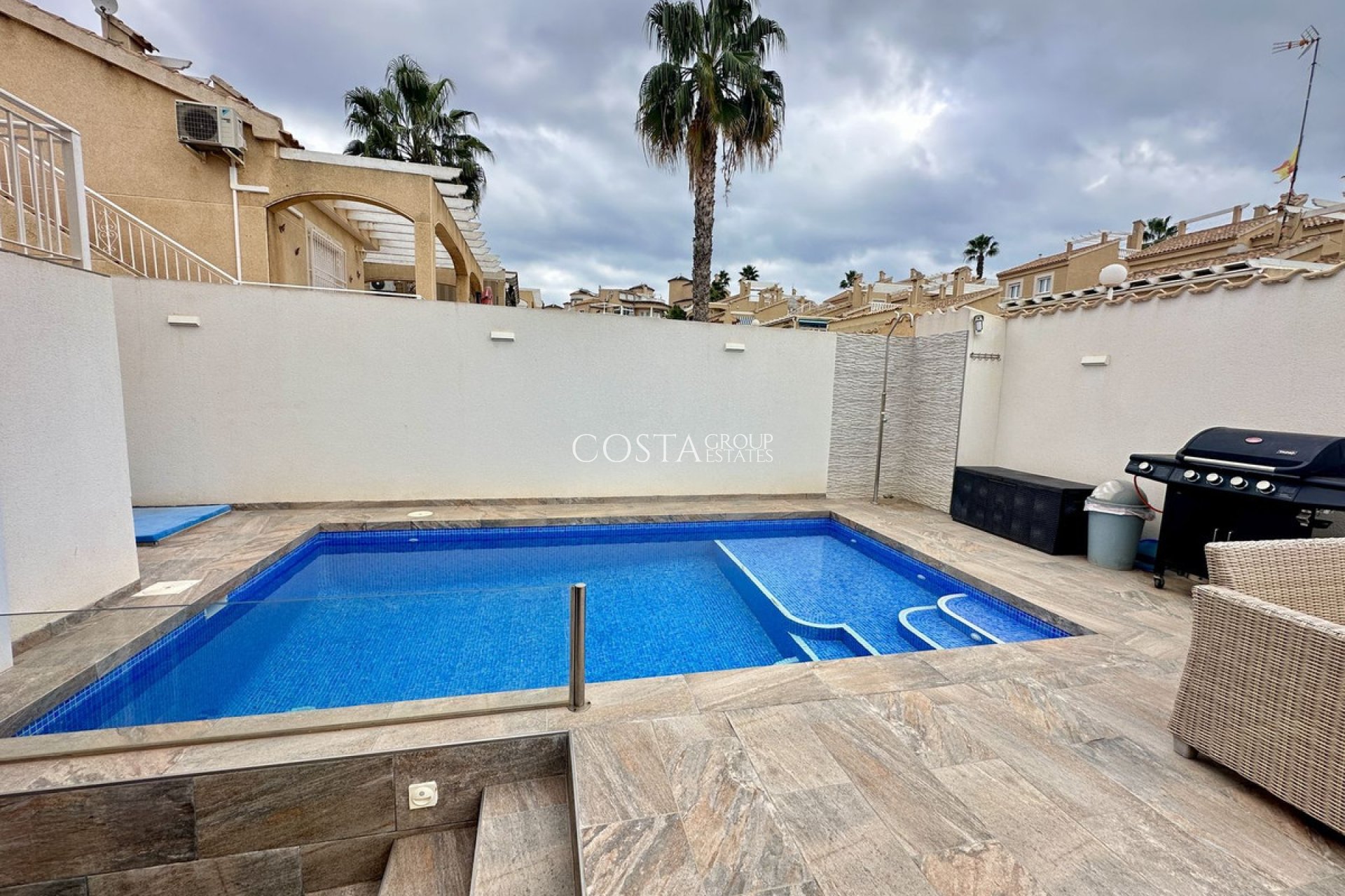 Resale - Villa -
Torrevieja