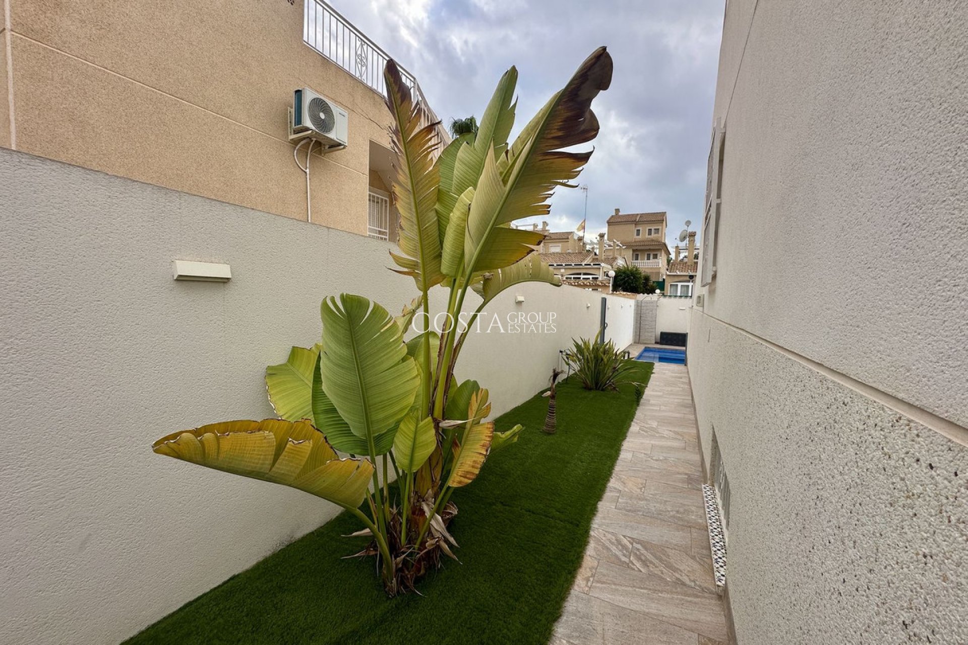 Resale - Villa -
Torrevieja