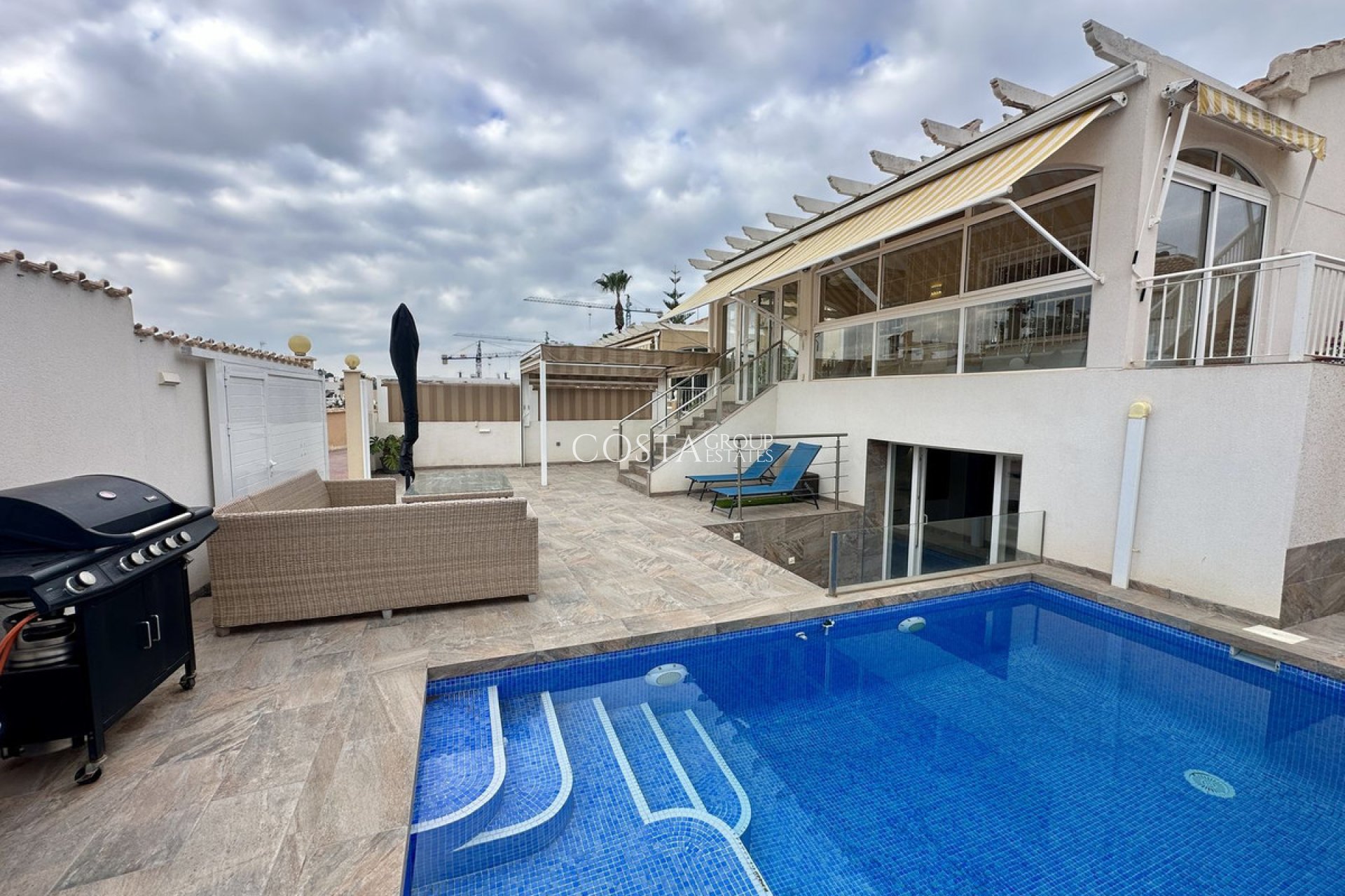 Resale - Villa -
Torrevieja