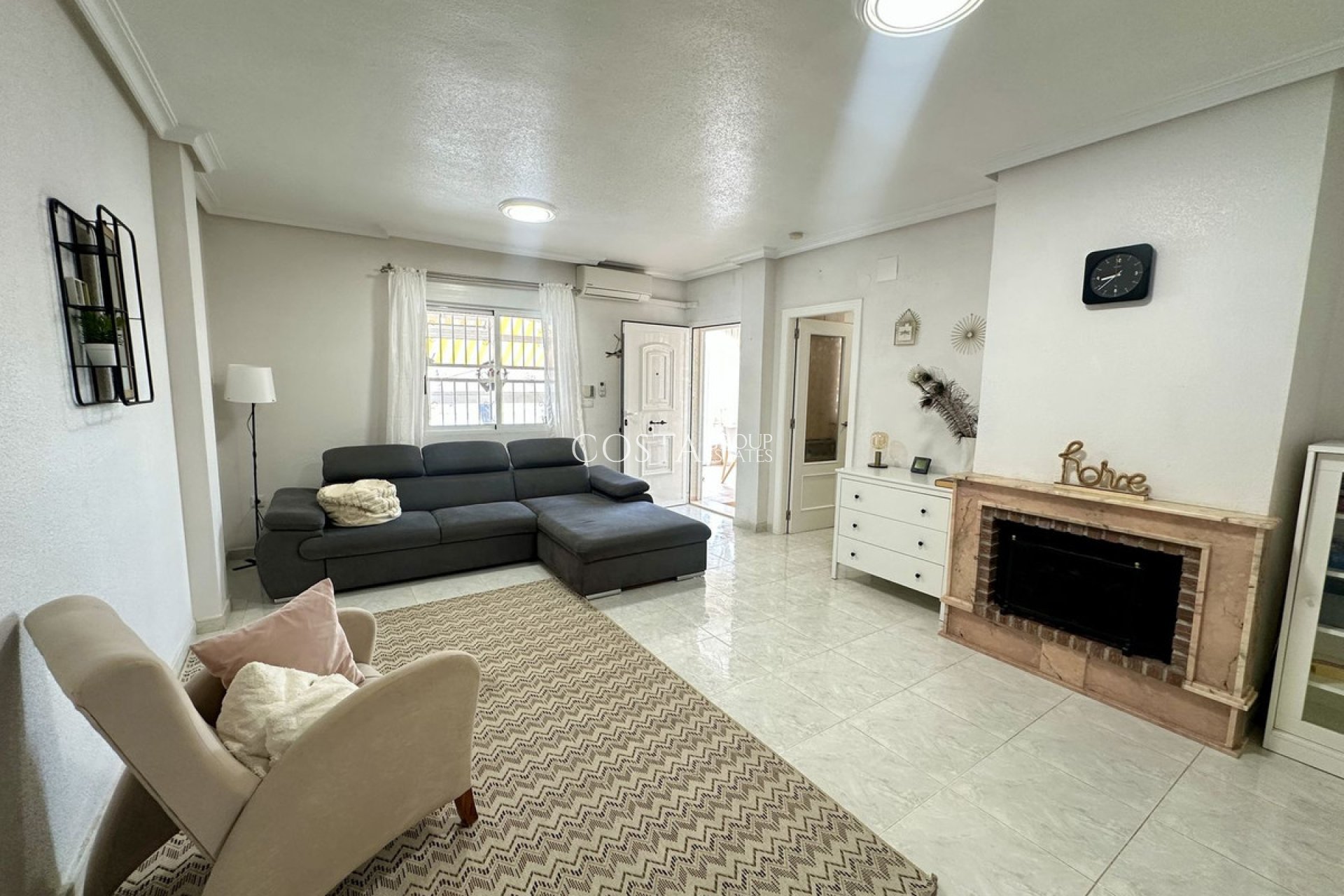 Resale - Villa -
Torrevieja