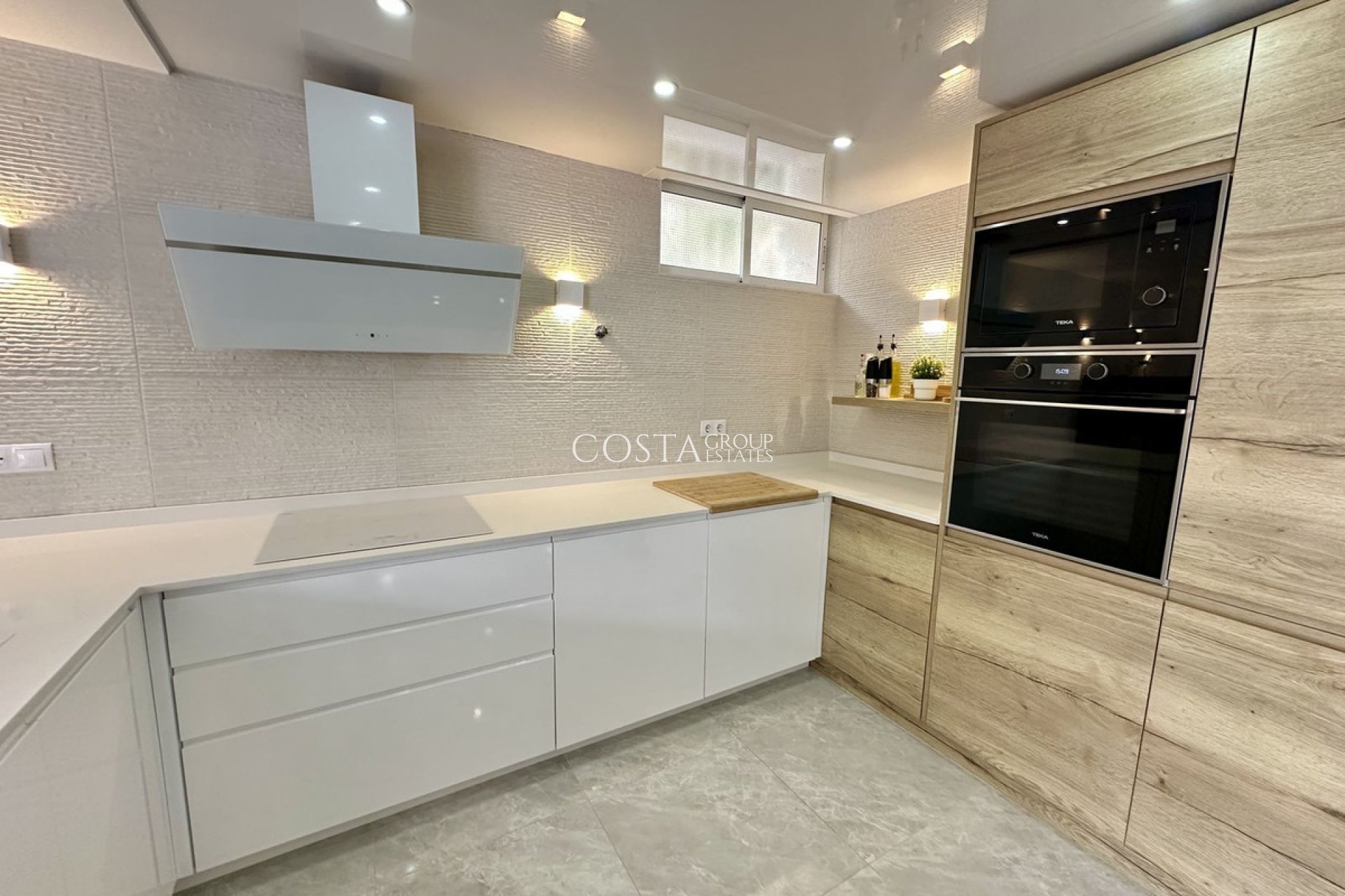 Resale - Villa -
Torrevieja