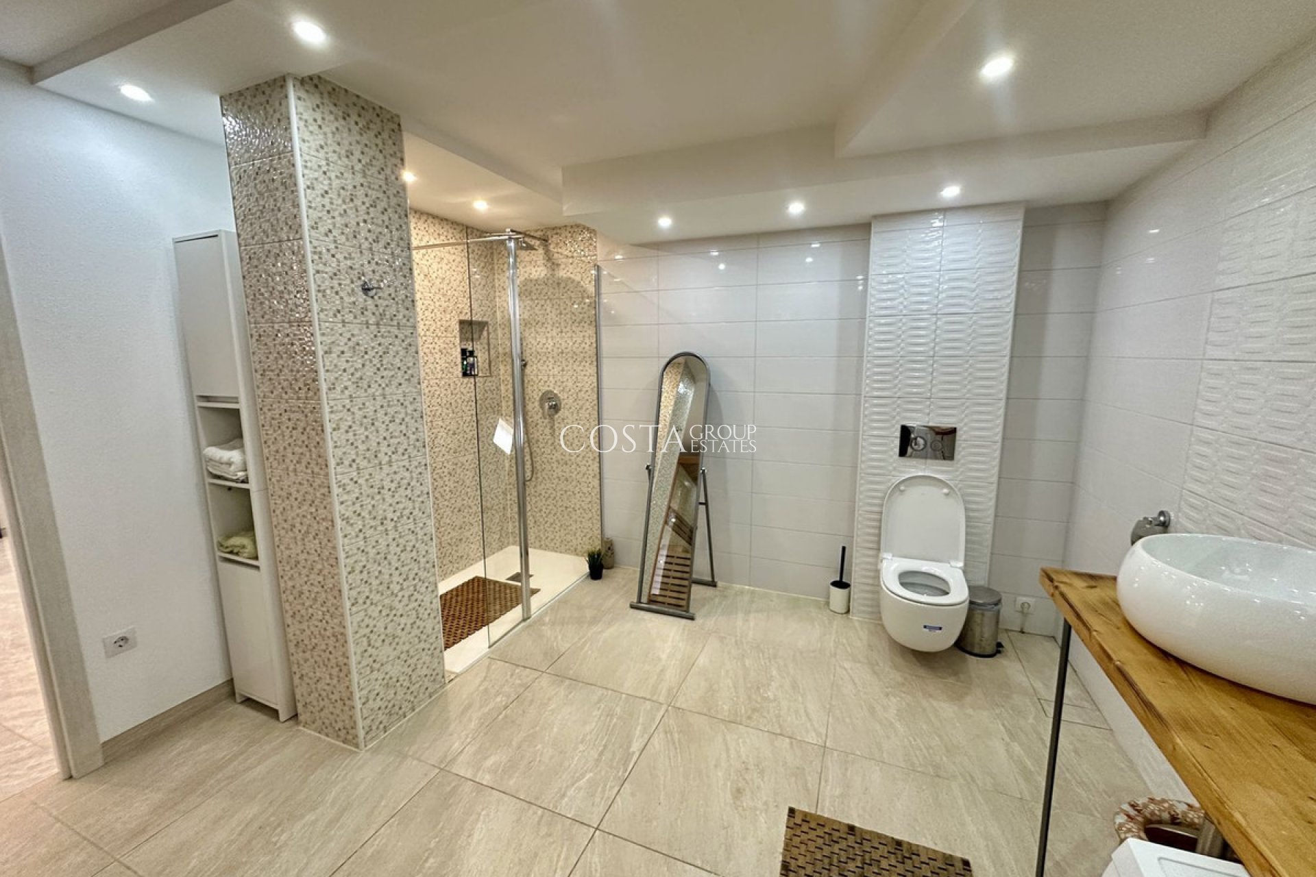 Resale - Villa -
Torrevieja