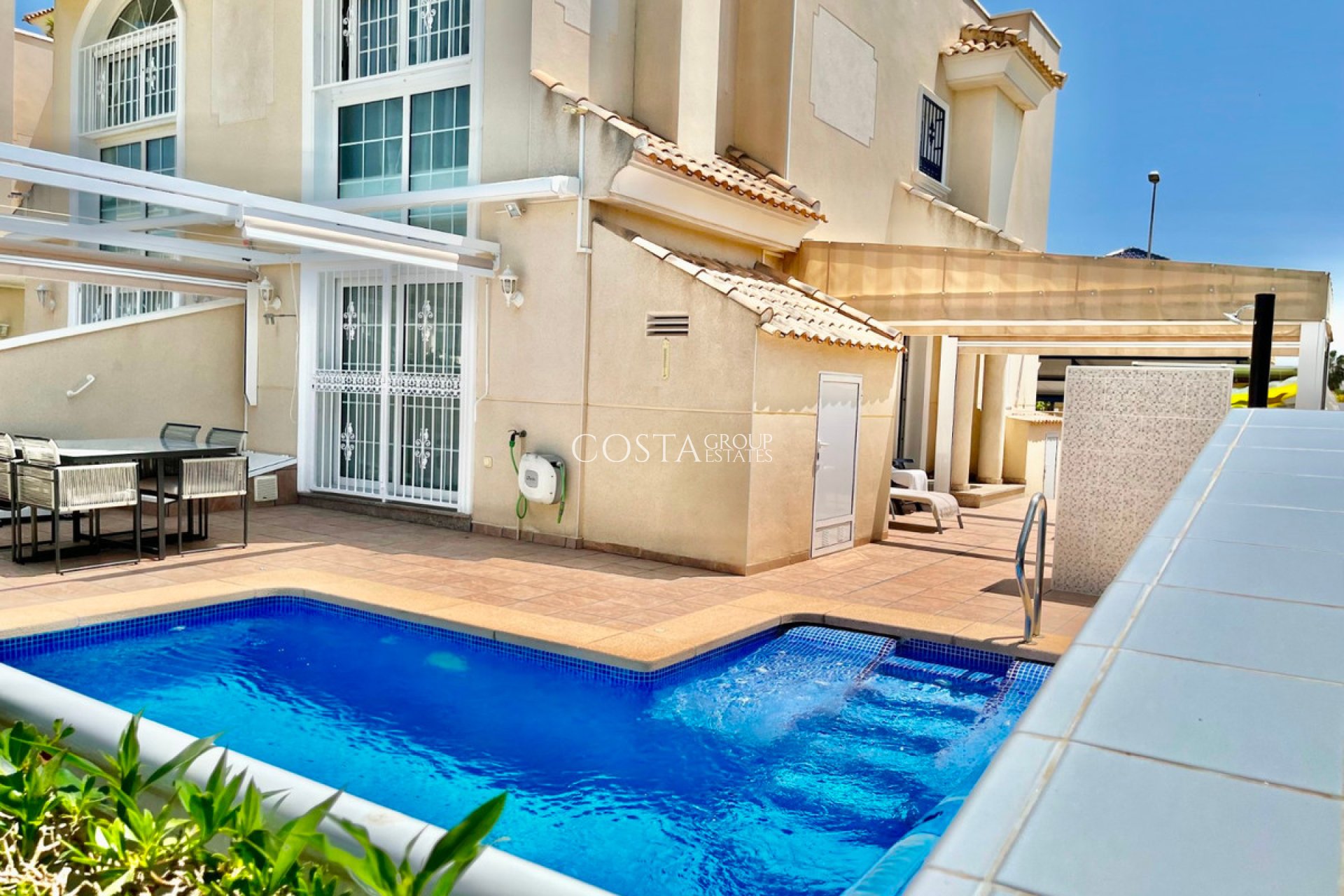 Resale - Villa -
Urbanización El Raso