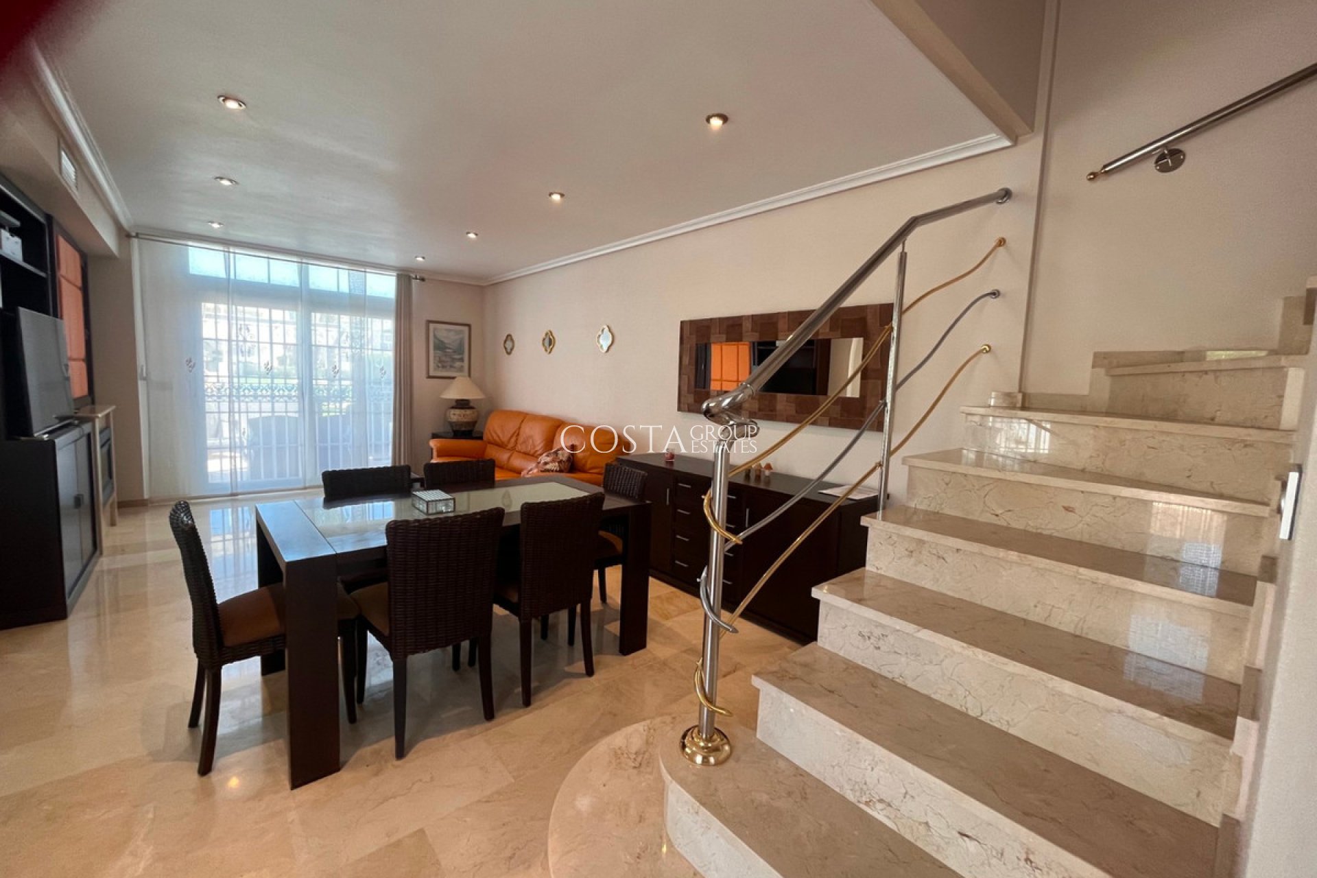 Resale - Villa -
Urbanización El Raso