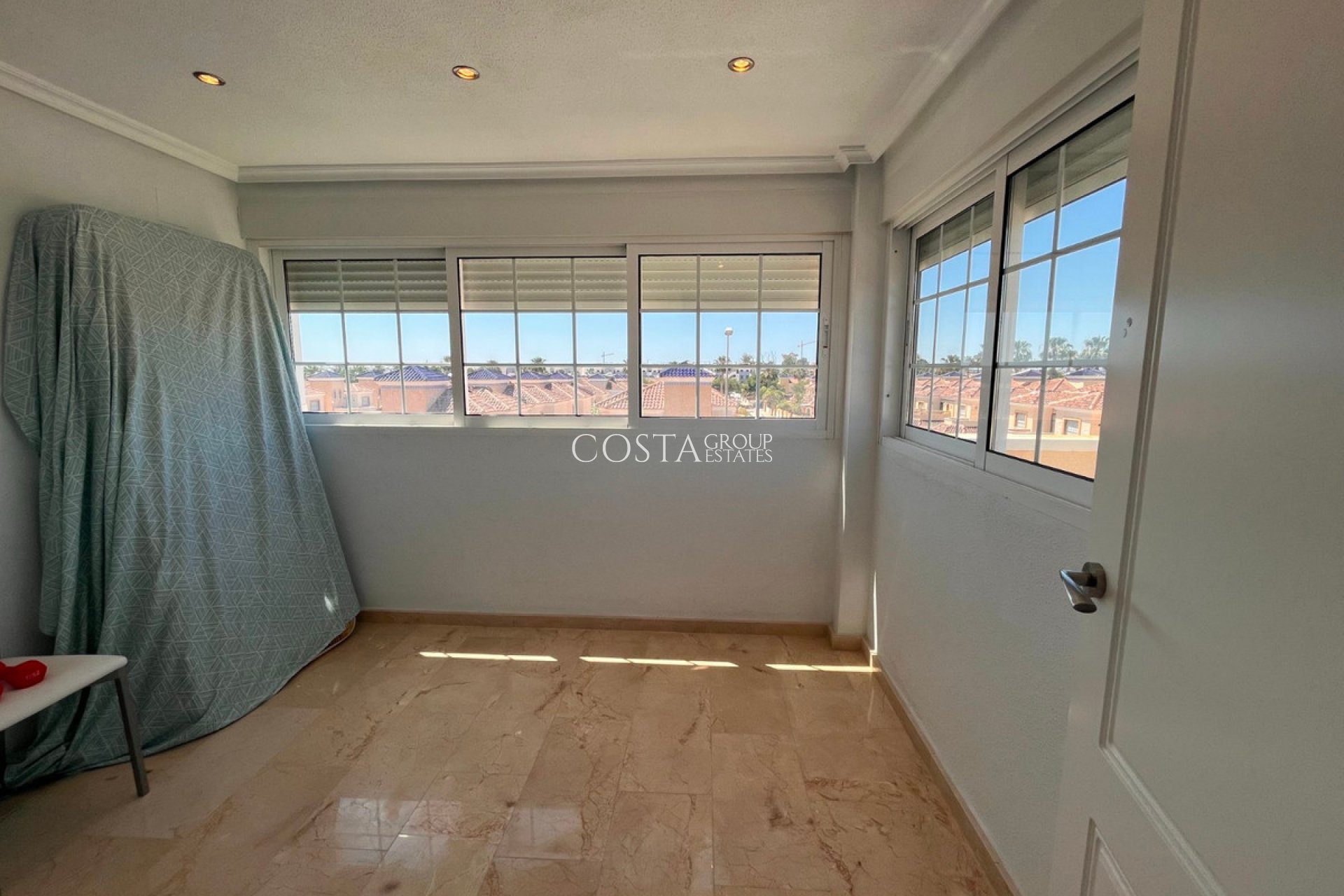 Resale - Villa -
Urbanización El Raso