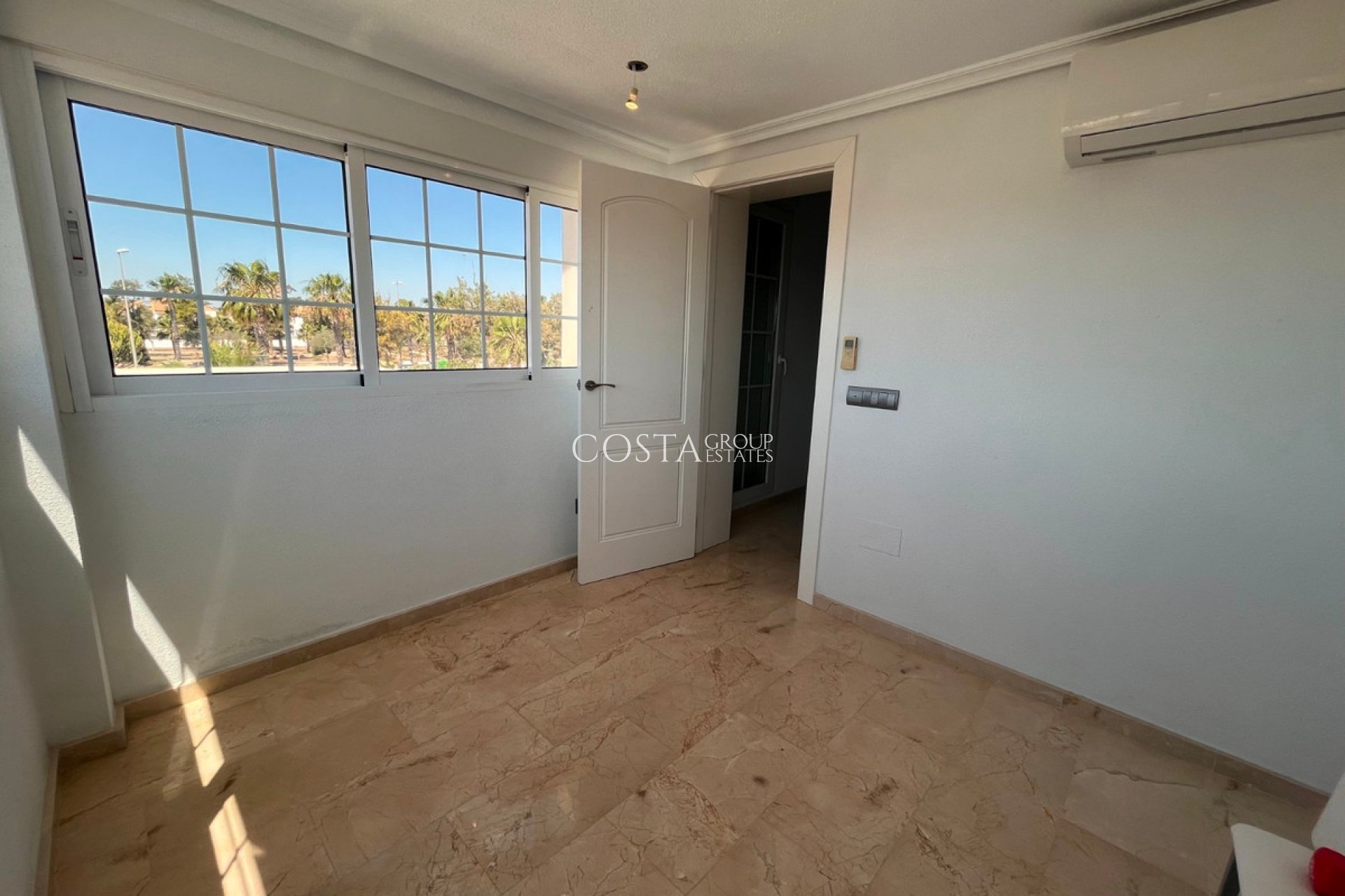 Resale - Villa -
Urbanización El Raso