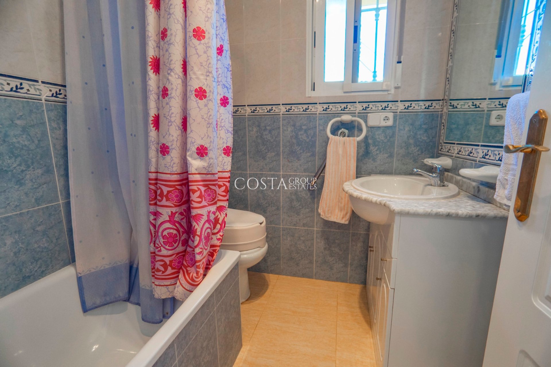 Resale - Villa -
Urbanización El Raso