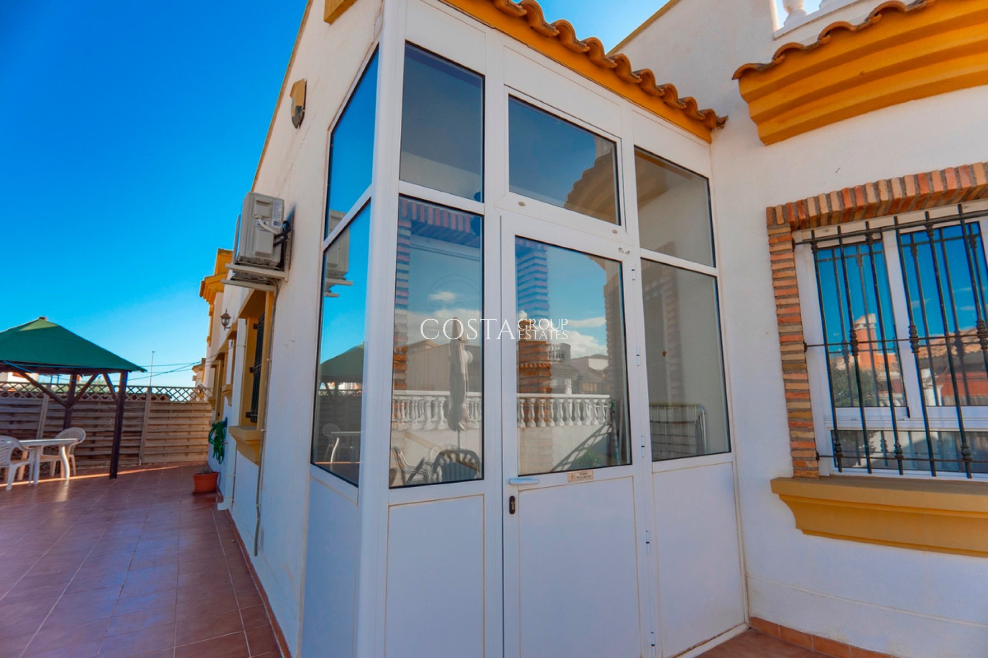 Resale - Villa -
Urbanización El Raso