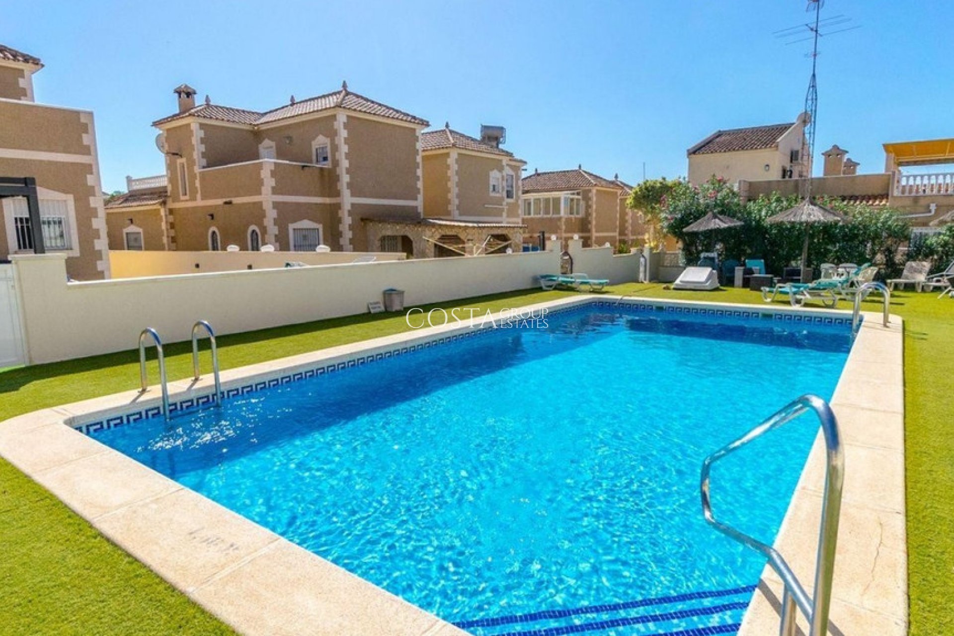 Revente - Villa -
Orihuela - Villamartin