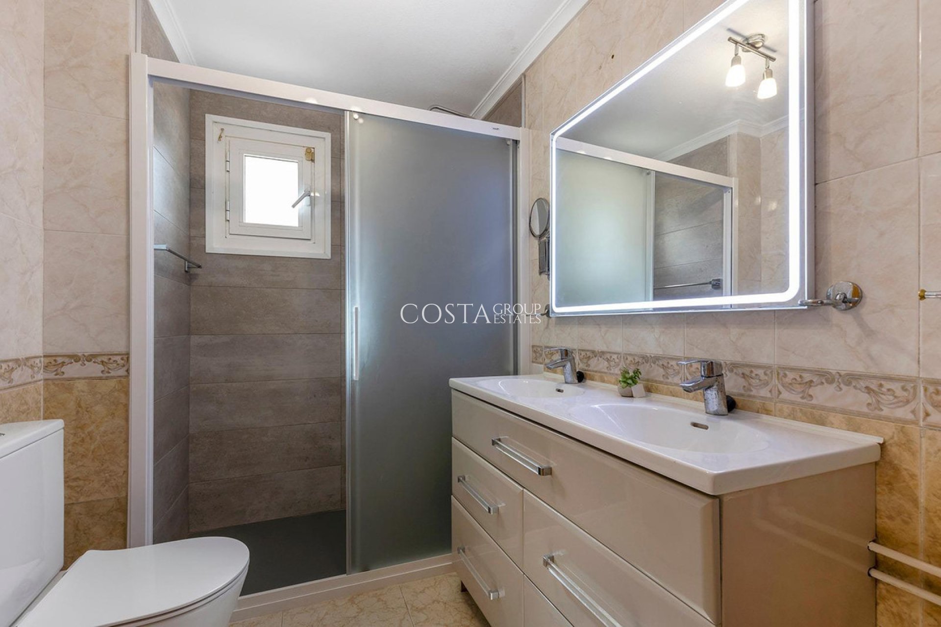 Revente - Villa -
Torrevieja - Torrevieja Centro