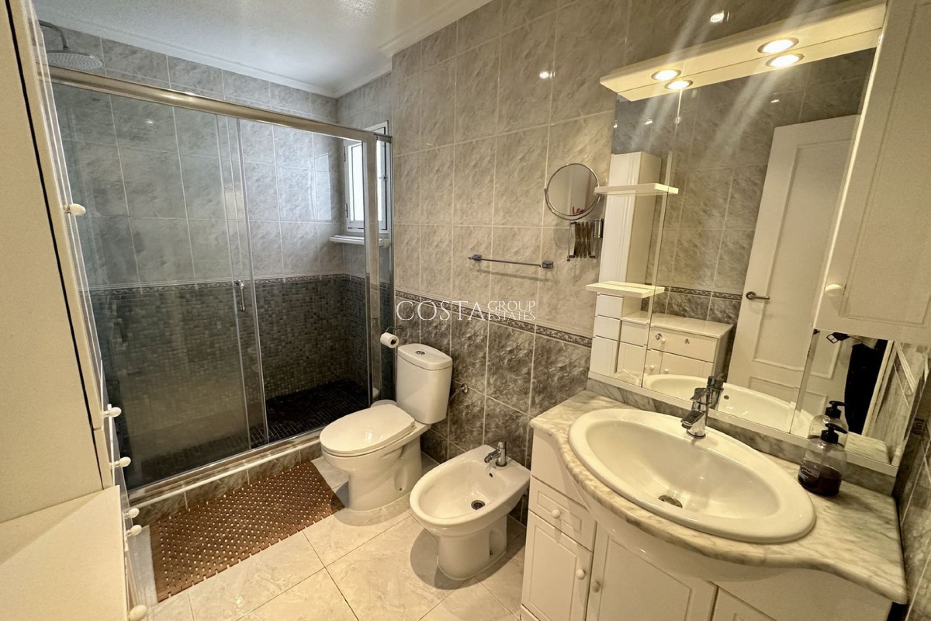 Revente - Villa -
Torrevieja