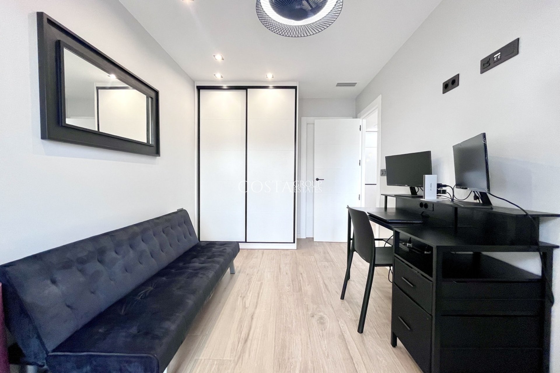 Wiederverkauf - Villa -
Torrevieja - Torrevieja Centro