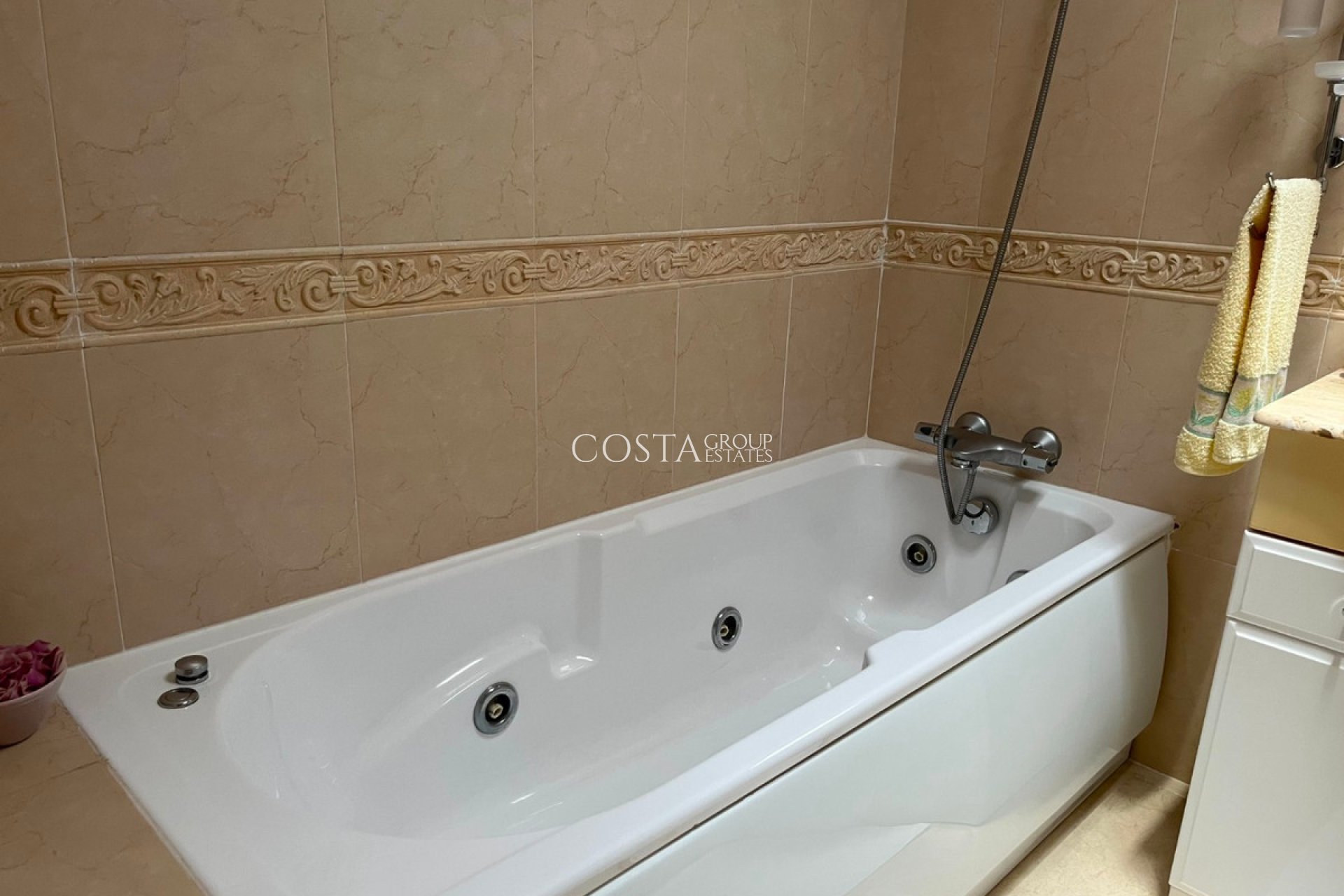 Wiederverkauf - Villa -
Urbanización El Raso