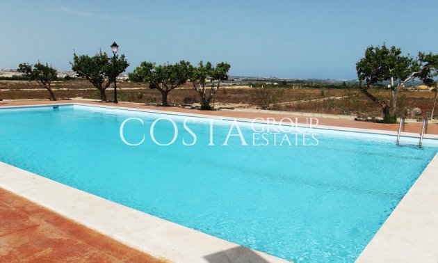 Herverkoop - Villa -
Los Montesinos - La Herrada