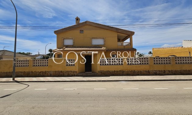 Resale - Villa -
Los Alcazares