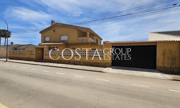 Resale - Villa -
Los Alcazares