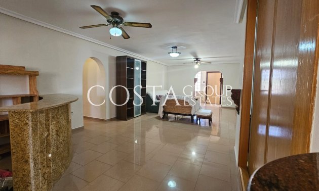 Resale - Villa -
Los Alcazares