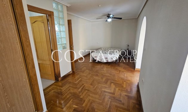 Resale - Villa -
Los Alcazares