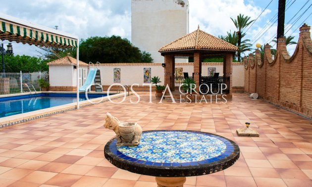 Resale - Villa -
Orihuela Costa - MUY CERCA DE LA PLAYA