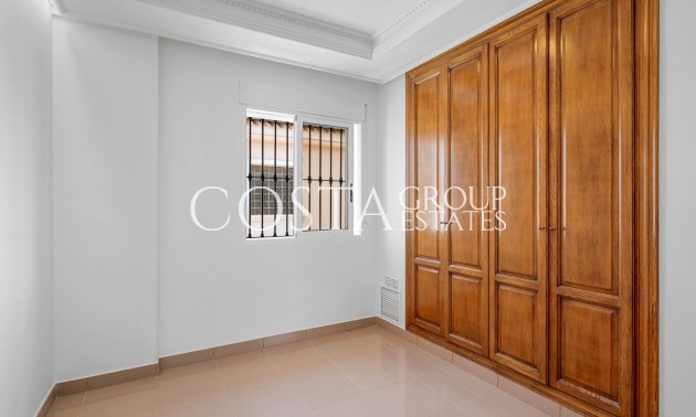 Resale - Villa -
Torrevieja