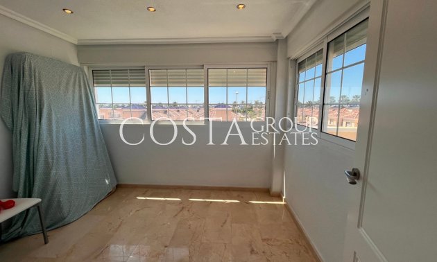 Herverkoop - Villa -
Urbanización El Raso