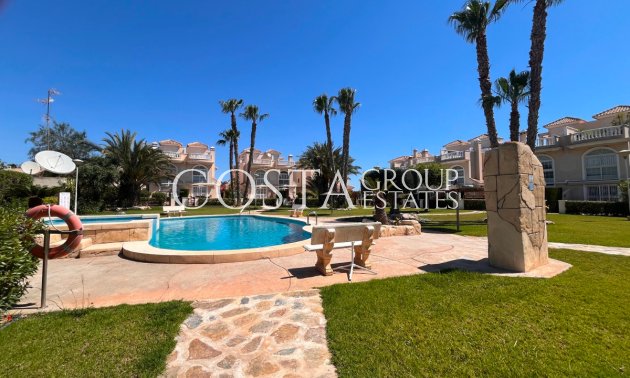 Herverkoop - Villa -
Urbanización El Raso