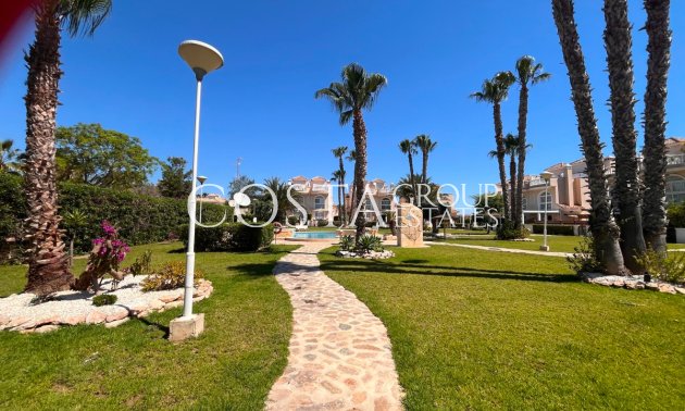 Herverkoop - Villa -
Urbanización El Raso