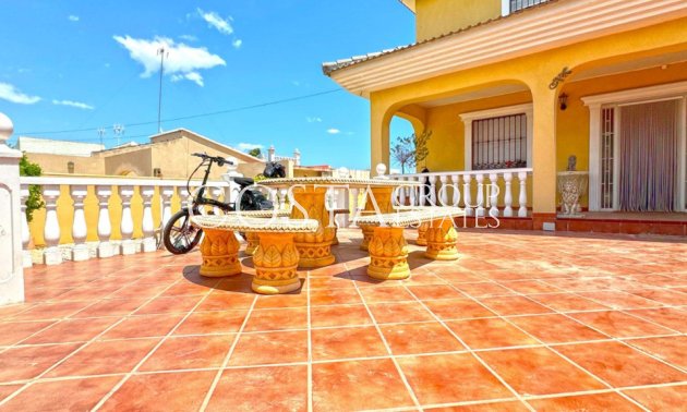 Resale - Villa -
Torrevieja - Torrevieja Centro