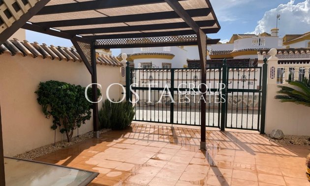 Herverkoop - Villa -
Urbanización El Raso