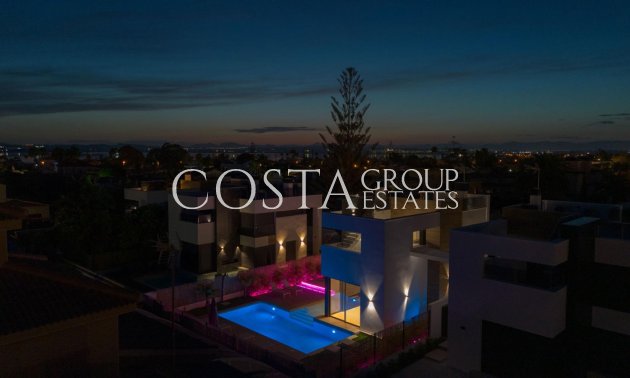 Herverkoop - Villa -
Torrevieja - Torrevieja Centro