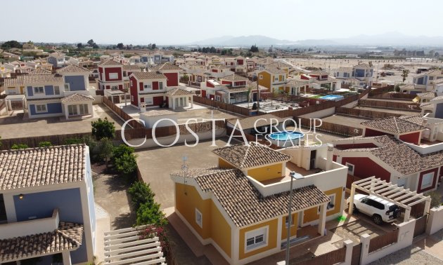 Neue Gebäude - detached -
Purias