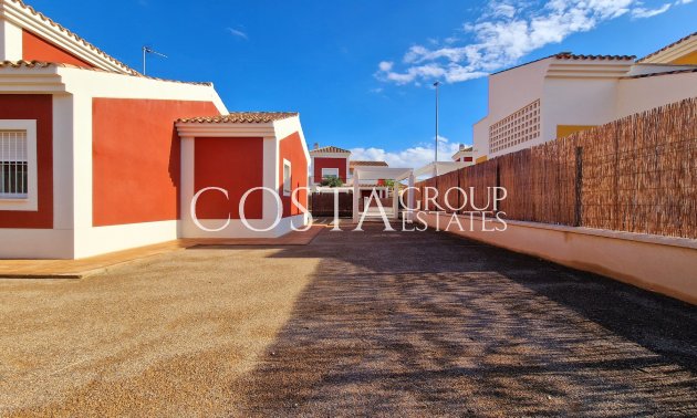 Neue Gebäude - detached -
Purias