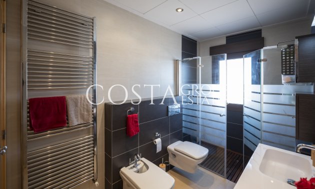 Neue Gebäude - Villa -
Jerónimo y Avileses