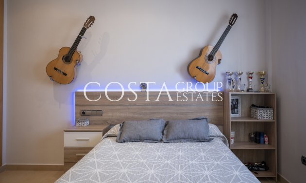 Neue Gebäude - Villa -
Jerónimo y Avileses