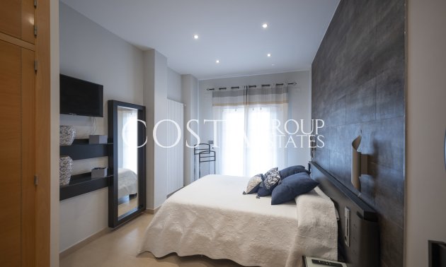 Neue Gebäude - Villa -
Jerónimo y Avileses