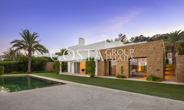 Nowy budynek - Willa -
Casares