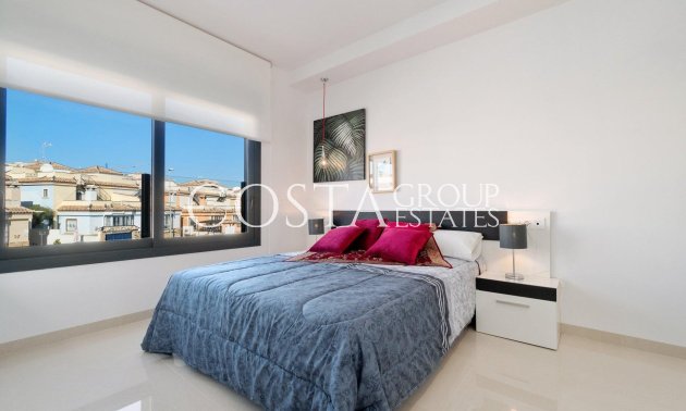 Nowy budynek - Willa -
Los Montesinos - La Herrada