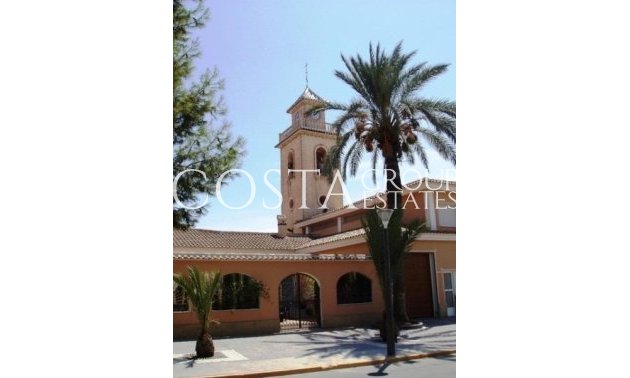 Nowy budynek - Willa -
Los Montesinos - La Herrada