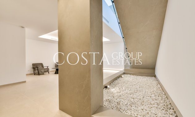 Nowy budynek - Willa -
Altea