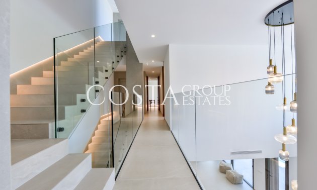 Nowy budynek - Willa -
Altea