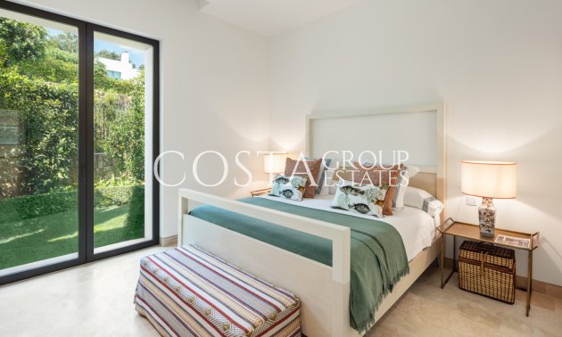 Nowy budynek - Willa -
Casares