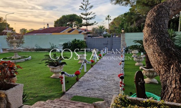 Herverkoop - Villa -
Orihuela Costa - Campoamor